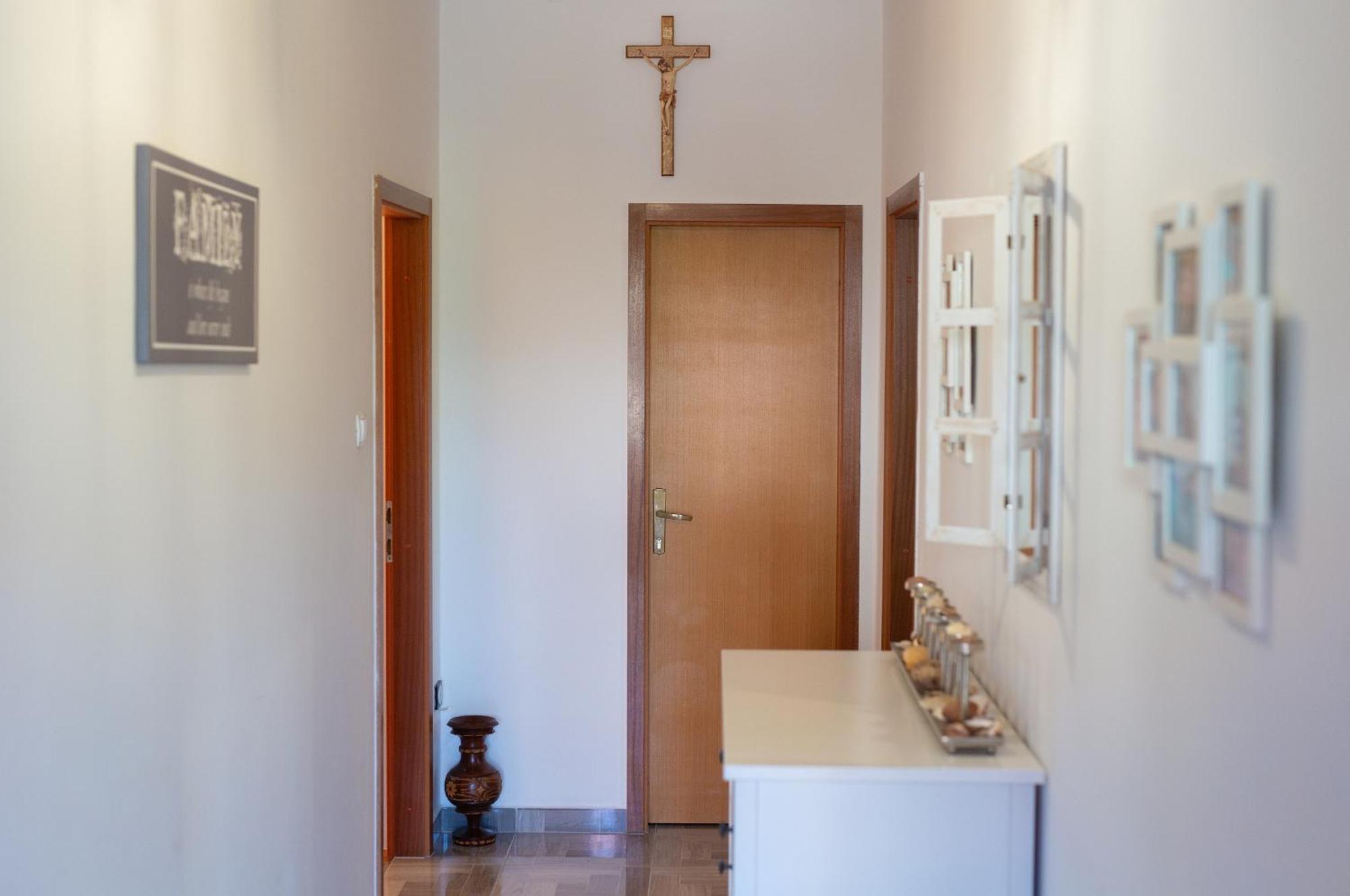 Apartment Bazina - Airconditioning, Parking, 500M From The Beach Крк Экстерьер фото